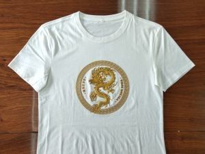 Un buen precio. Fabricación de etiquetas con sello de tinta en relieve en textiles en línea