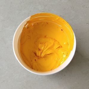 Un buen precio. SC-3100 Prensa de serigrafía de tela de silicona amarilla con tinta de sello en línea