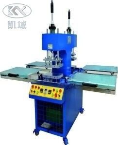 Un buen precio. Máquina de embozamiento industrial de camisas de silicona 3D para etiquetas de ropa en línea