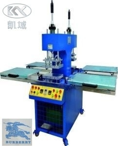Máquina de grabado de camisetas OEM para prensado de etiquetas de ropa