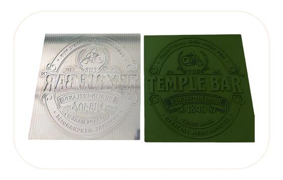 Un buen precio. Estampilla de tinta de relieve de molde de caucho de silicona personalizada para etiquetas de prendas de vestir en línea